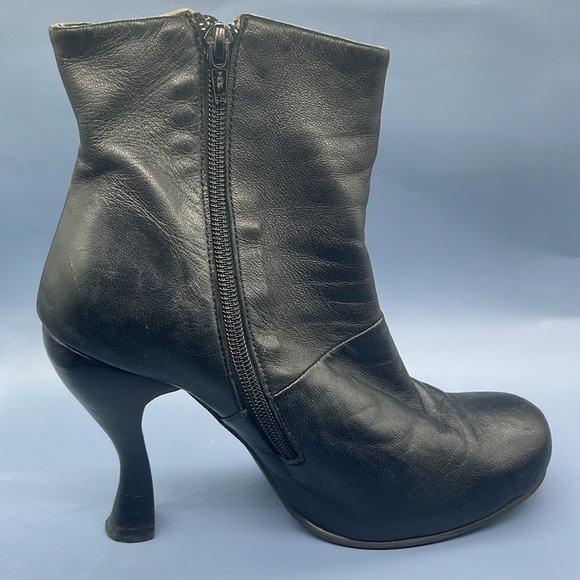 JOHN FLUEVOG ATTENTIONS: JOLIE ZIP BOOTIE, Size 8, Preowned, Hard to Find - Picture 9 of 17